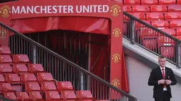 Ole Gunnar Solskjaer tiba di lapangan saat konferensi pers terkait penunjukkan dirinya menjadi pelatih permanen Manchester United di Stadion Old Trafford, Inggris, (28/3). MU mengontrak Solskjaer selama tiga tahun. (AFP Photo/Oli Scarff)