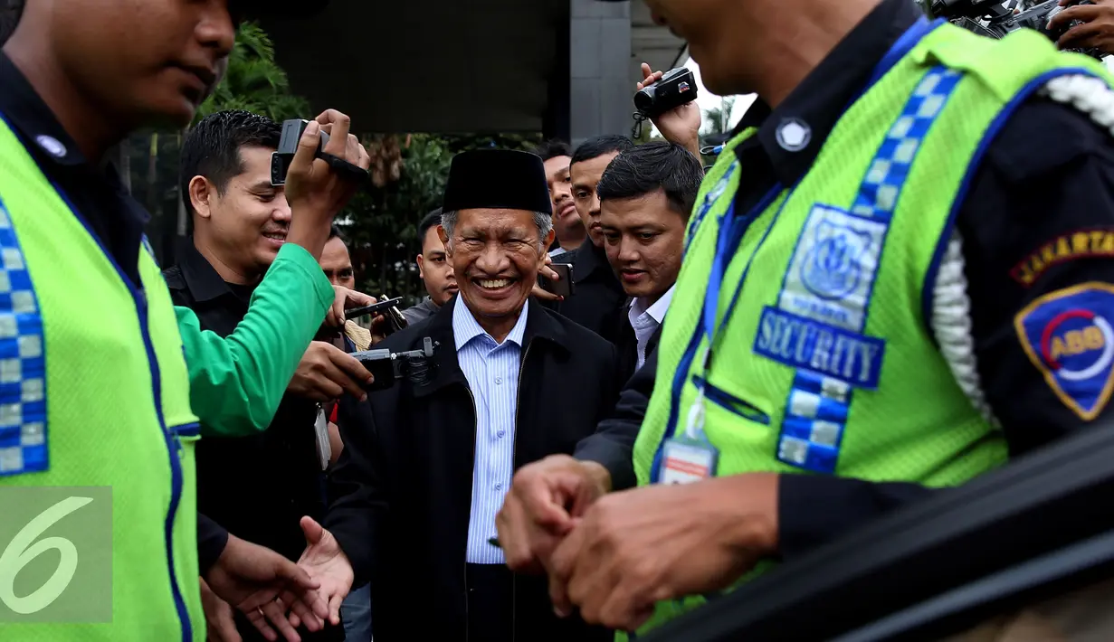 Mantan Hakim MK Muhammad Alim usai menjalani pemeriksaan di Gedung KPK, Jakarta, Rabu (2/11). Muhammad Alim diperiksa sebagai saksi dalam kasus dugaan suap sengketa Pilkada Kabupaten Buton di MK tahun 2011-2012. (Liputan6.com/Johan Tallo)