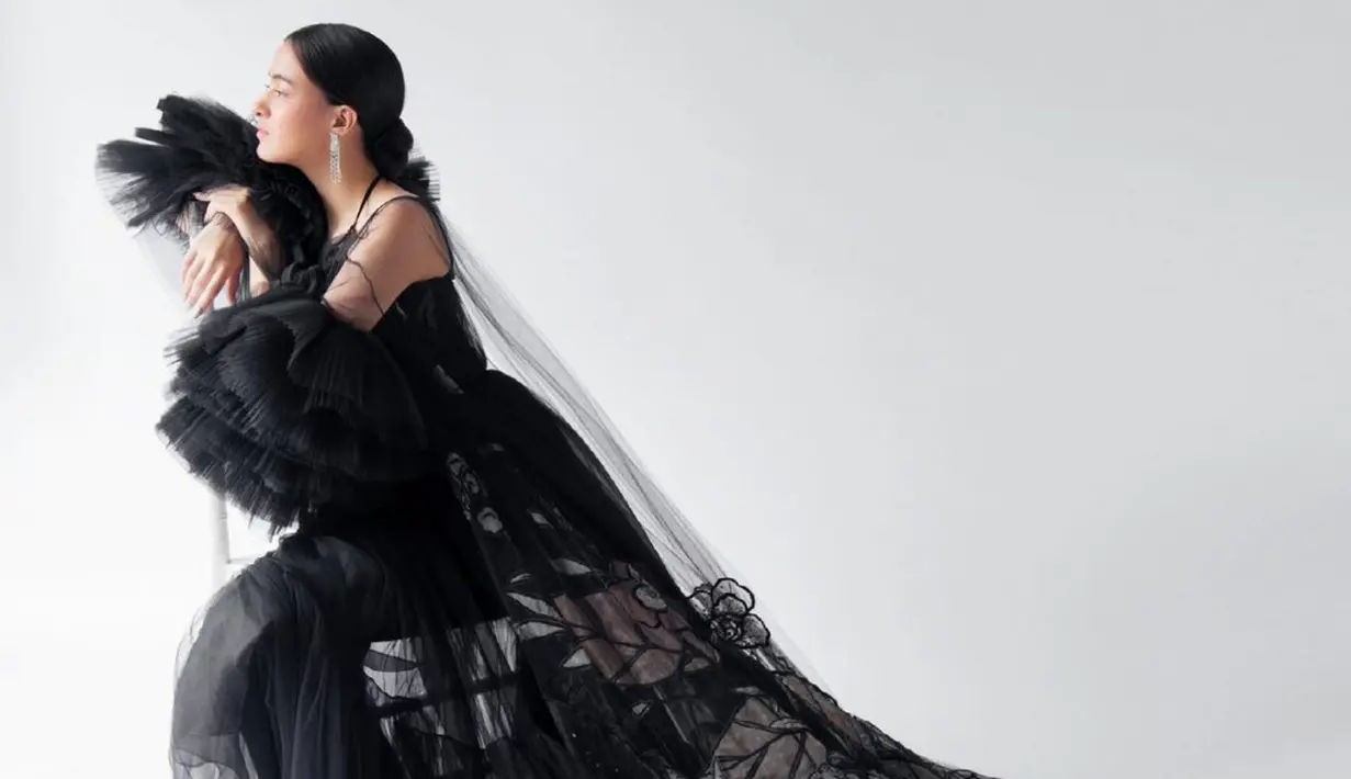 Dalam pemotretan kali ini, Mawar tampil dengan busana bernuansa hitam yang memiliki motif bunga mawar pada bagian belakang. Konsep ini pun disebut dengan nama 'Black Rose'. (Liputan6.com/IG/winstongomez)