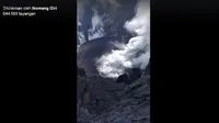 Seorang warga dengan akun Ikomang Giri di Facebook mengunggah video kawah Gunung Agung, pada Rabu, 13 Desember 2017. (Screenshot: Istimewa/Facebook/akun Ikomang Giri)