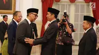 Presiden Joko Widodo didampingi Wapres Jusuf Kalla memberikan ucapan selamat kepada Agus Gumiwang Kartasasmita usai dilantik sebagai Menteri Sosial di Istana Negara, Jakarta, Jumat (24/8).(Liputan6/Pool/Gar)