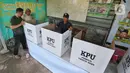 Warga mempersiapkan bilik suara Pemilu 2024 di Tempat Pemungutan Suara (TPS) 009, Petukangan Selatan, Jakarta, Selasa (13/2/2024). (Liputan6.com/Angga Yuniar)