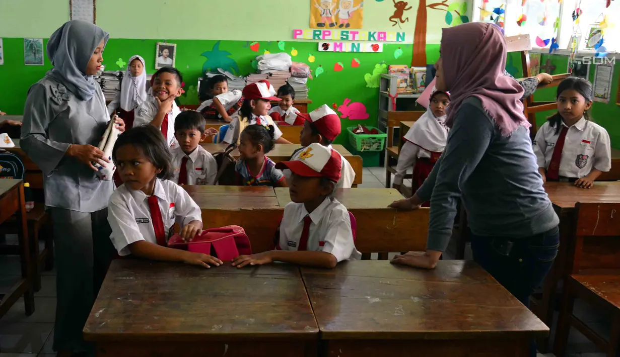Sejumlah orang tua menemani anaknya masuk ke dalam kelas di hari pertama masuk sekolah di SDN 03, Pesanggrahan, Jakarta Selatan, Senin (16/7). Hari ini merupakan hari pertama masuk sekolah untuk tahun ajaran 2018-2019. (Merdeka.com/Arie Basuki)