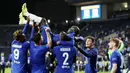 Para pemain Chelsea mengangkat N'golo Kante, saat merayakan gelar juara Liga Champions usai menaklukkan Manchester City pada laga final di Stadion Dragao, Minggu (30/5/2021). Chelsea menang dengan skor 1-0. (AP/Manu Fernandez, Pool)