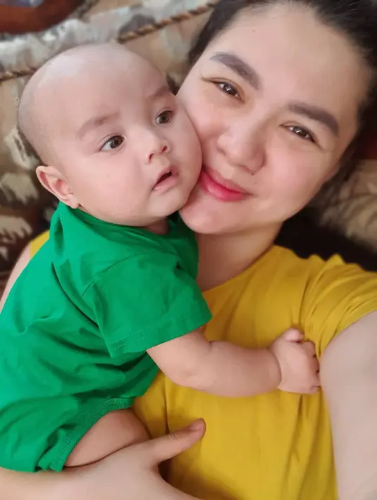 Sekarang ini memang sudah memasuki masa PSBB Transisi, Vicky Shu pun sudah mulai lebih sering bekerja keluar rumah. Namun ia tetap menaati protokol kesehatan yang dianjurkan pemerintah. (Instagram/vickyshu)