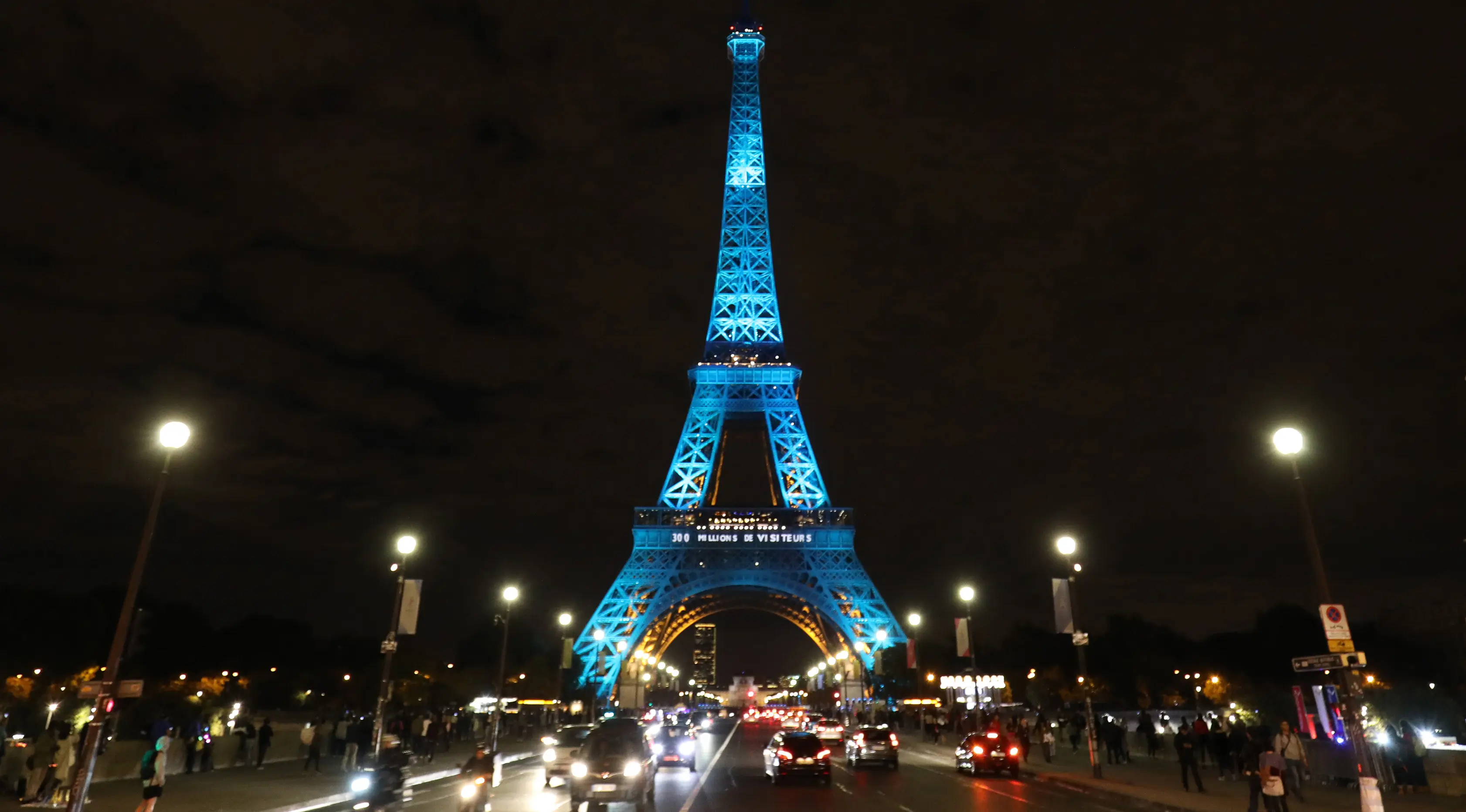 Pertunjukan cahaya spesial menerangi Menara Eiffel di kota Paris, Kamis (28/9). Hal tersebut berkaitan saat ikon negara Prancis yang mulai dibuka pada 1889 tersebut merayakan 300 juta pengunjung. (LUDOVIC MARIN/AFP)