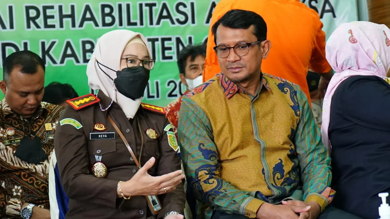 Kajari Garut Neva Sari Susanti  berbincang bersama Wabup Garut Helmi Budiman di sela-sela peresmian Balai  Rehabilitasi Adhiyaksa di Garut. (Liputan6.com/Jayadi Supriadin)
