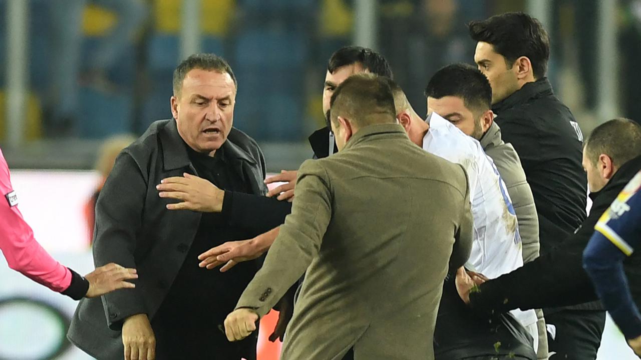 Wasit Halil Umut Meler jadi bulan-bulanan presiden klub Angkaragucu, Faruk Koca