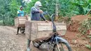 Motor bebek yang dimodifikasi untuk mengangkut barang di desa-desa. Setangnya sangat tinggi ya. (Source: sukabumiupdate.com)