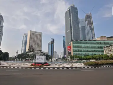 Suasana lengang arus lalu-lintas di Jalan Jenderal Sudirman, Jakarta, Senin (2/5/2022). Hiruk-pikuk kemacetan lalu-lintas di Ibu Kota berubah lengang saat sebagian besar warga mudik ke kampung halaman untuk merayakan Idul Fitri 1443 Hijriah. (merdeka.com/Iqbal S. Nugroho)