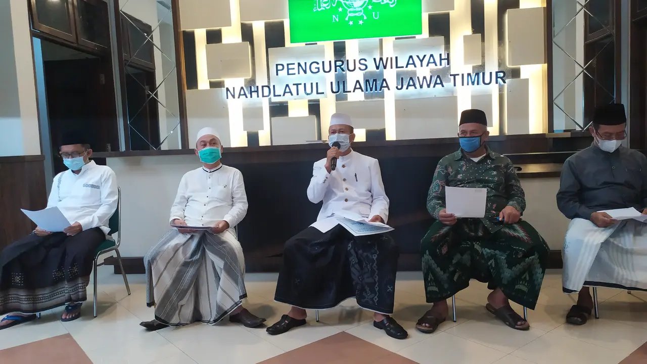 PWNU Jatim memastikan vaksin Sinovac dan Astrazeneca halal. (Dian Kurniawan/liputan6.com)