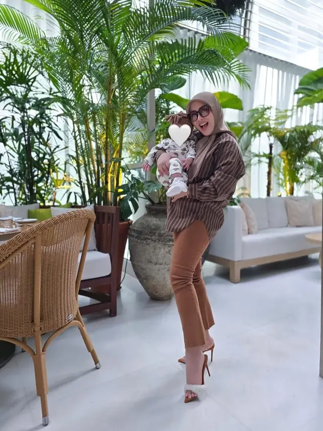 Outfit Syahrini saat Momong Anak