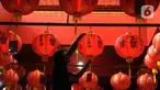 Pekerja melakukan pemasangan lampion di Klenteng Hok Lay Kiong, Bekasi, Jawa Barat Selasa (23/1/2024). (merdeka.com/Imam Buhori)