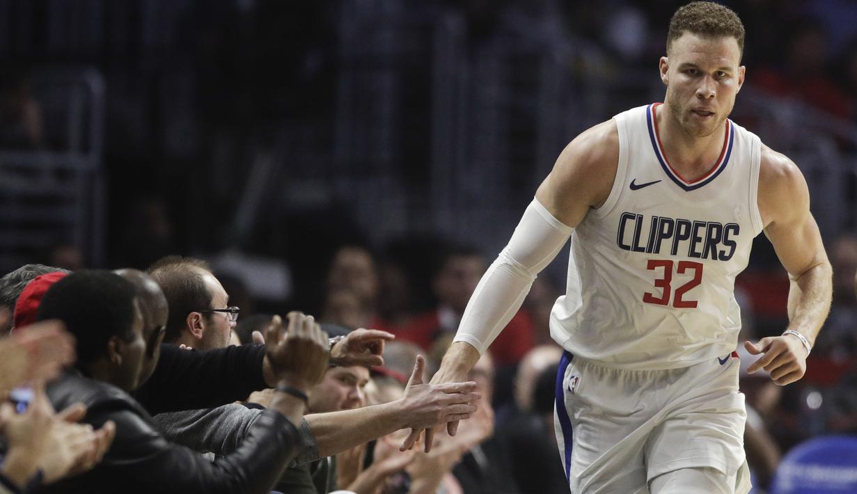 Pemain Los Angeles Clippers, Blake Griffin  merayakan keberhasilan mencetak poin saat melawan Memphis Grizzlies pada laga NBA basketball game, di Staples Center, Los Angeles, (2/1/2018). Clippers menang 113-105. (AP/Jae C. Hong)