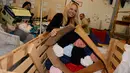 Aktris AS, Pamela Anderson membantu relawan memilah selimut untuk imigran di sebuah kamp di Calais, Prancis, 3 Mei 2017. Model panas era 90-an itu membantu kegiatan relawan di kamp tersebut, seperti memasak dan memilah selimut. (FRANCOIS LO PRESTI/AFP)