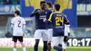Pemain Verona, Moise Kean (kiri) merayakan gol bersama rekannya saat melawan AC Milan pada lanjutan Serie A Italia di Bentegodi stadium, Verona, (17/12/2017). MIlan kalah 0-3.  (Simone Venezia/ANSA via AP)