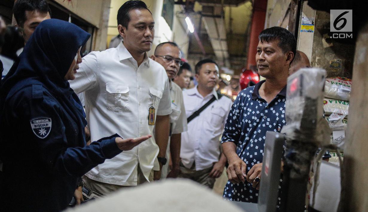 Tim Satgas Pangan Polda Metro Jaya dan Perum Bulog berbincang dengan pedagang saat meninjau harga beras di Pasar Tomang Barat, Jakarta, Rabu (21/11). Kegiatan tersebut untuk memantau stabilitas harga beras medium di pasaran. (Liputan6.com/Faizal Fanani)