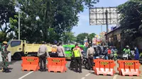 Petugas gabungan di Kota Bogor memutar balik pengendara yang tidak memiliki STRP selama masa PPKM Darurat. (Liputan6.com/Achmad Sudarno)