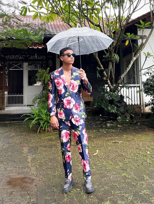 Seperti penampilan adik Bibi Ardiansyah ini mengenakan setelan dengan motif bunga yang penuh warna. Potretnya makin nyentrik sukses jadi sorotan. Aksen kacamata tak lupa dikenakan Fadly Faisal di sesi pemotretan itu. (Liputan6.com/IG/@fadlyfsl_).
