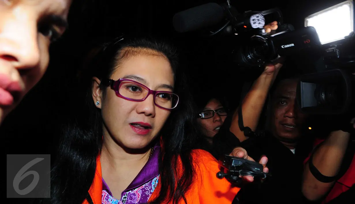 Anggota Komisi V DPR RI, Damayanti Wisnu Putranti usai menjalani pemeriksaan KPK sebagai tersangka di Jakarta, Senin (29/2/2016). Damayanti diperiksa terkait kasus suap proyek di Kementerian Pekerjaan Umum dan Perumahan Rakyat.(Liputan6.com/ Helmi Afandi)