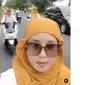 Viral, kumpulan emak-emak ini touring motor tanpa mengenakan helm. (source: Instagram @video_medsos)