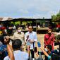 Presiden memberikan keterangan pers usai menyerahkan bansos di Pasar Bangkal, Sumenep, Jatim, Rabu (20/04/2022). (Foto: BPMI Setpres/Laily Rachev)