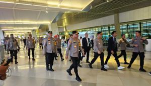 Kapolda Metro Jaya Asep Edi Suheri meninjau langsung kesiapan pengamanan dan pengawalan angkutan liburan Natal 2025 dan Tahun Baru 2026 (Nataru), di Bandara Internasional Soekarno-Hatta, Selasa (23/12/2025) (Istimewa)