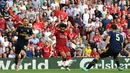 Gelandang Liverpool, Mohamed Salah, berusaha melepaskan tendangan saat melawan Arsenal pada laga Premier League di Stadion Anfield, Liverpool, Sabtu (24/8). Liverpool menang 3-1 atas Arsenal. (AFP/Ben Stansall)
