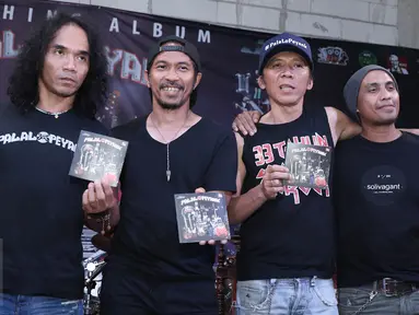 Grup band Slank memperlihatkan album terbaru mereka bertajuk "Palalopeyank"Jakarta, Selasa (7/2). Pada album baru tersebut berisikan 12 lagu diantaranya NgeRock, Terlalu Pahit, Rock n' roll Terus dan Palalopeyank.(Liputan6.com/Herman Zakharia)