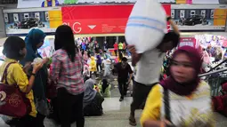 Kamis (26/6/14), aktivitas di pusat perbelanjaan produk tekstil terbesar di Asia Tenggara tersebut sudah terlihat padat, Jakarta, Kamis (26/6/14). (Liputan6.com/Faizal Fanani)