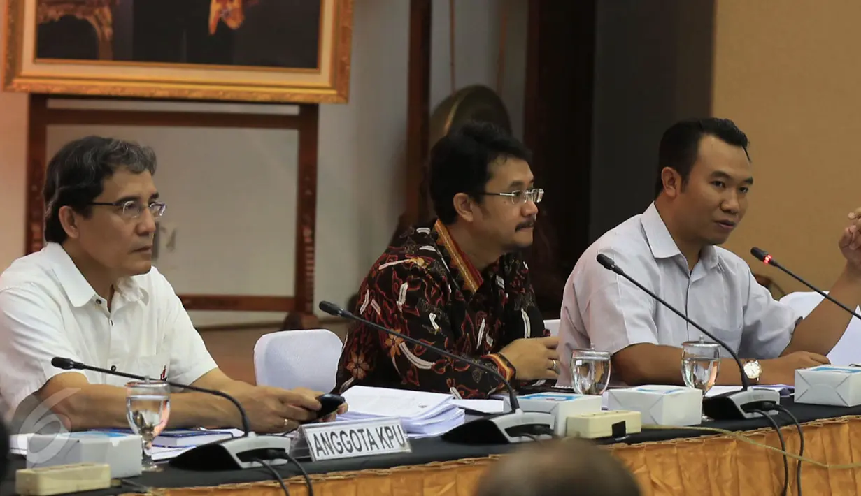 Tiga Komisioner Komisi Pemilihan Umum (KPU) memberikan penyuluhan tentang peraturan KPU terkait pemilihan Kepala Daerah tahun 2015 di Jakarta, Kamis (28/5/2015). (Liputan6.com/Johan Tallo)