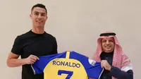 Cristiano Ronaldo diberikan jersey nomor 7 oleh&nbsp;Presiden Al-Nassr&nbsp;Musalli Al-Muammar di Madrid pada 30 Desember 2022 setelah menandatangani kontrak dengan klub Arab Saudi. |Ronaldo dikontrak hingga Juni 2025.&nbsp;(Al Nassr / AFP)