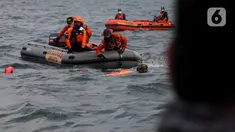 Anggota Tim SAR Gabungan mengevakuasi serpihan pesawat  Sriwijaya Air SJ 182 di perairan Kepulauan Seribu, Jakarta, Senin  (11/1/2021).  Serpihan atau bagian dari pesawat Sriwijaya Air SJ-182 yang ditemukan oleh Tim SAR gabungan sudah dalam kondisi ringsek pasca kecelakaan. (merdeka.com/Arie Basuki)