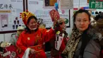 Seorang pekerja mengenakan kostum dewa keberuntungan untuk menarik pelanggan ke kiosnya saat bazar menyambut Tahun Baru Imlek di Beijing, China, Minggu 1 Februari 2026. Jelang perayaan Tahun Baru Imlek di China, suasana sibuk dan meriah mendominasi. (AP Photo/Andy Wong)