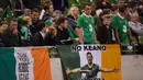 Ucapan terima kasih fans kepada Robbie Keane usai laga persahabatan antara Republik Irlandia melawan Oman di Stadion Aviva, Dublin, (31/8/206). (Reuters/Clodagh Kilcoyne)