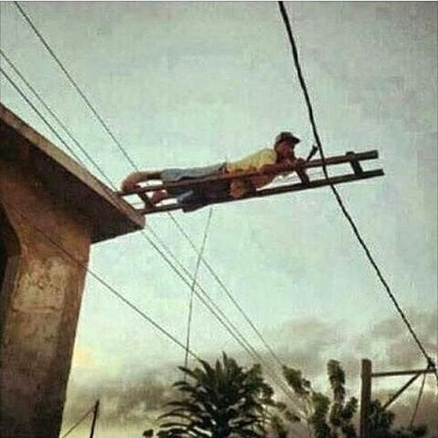 6 Potret Nyeleneh Orang Pakai Tangga Ini Malah Bikin Heran