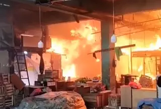 Kebakaran Hari Ini di Pasar Induk Kramat Jati (Foto: Winda Nelfira/Liputan6.com)