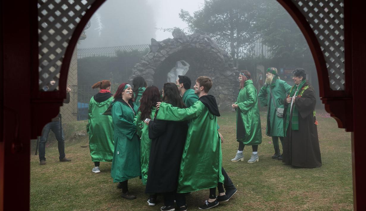 Siswa dari School of Magic and Witchcraft mengenakan kostum seperti yang ada dalam berkumpul di kastil di wiliyah pegunungan Campos do Jordao, Brasil (20/8). (AFP Photo/Nelson Almeida)