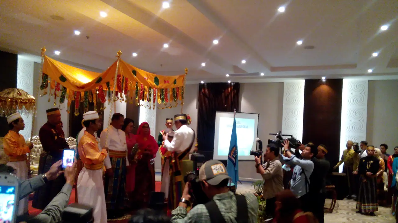 Gelar dari Kerajaan Bone untuk Kapolri dan Tarian Waria Pilihan