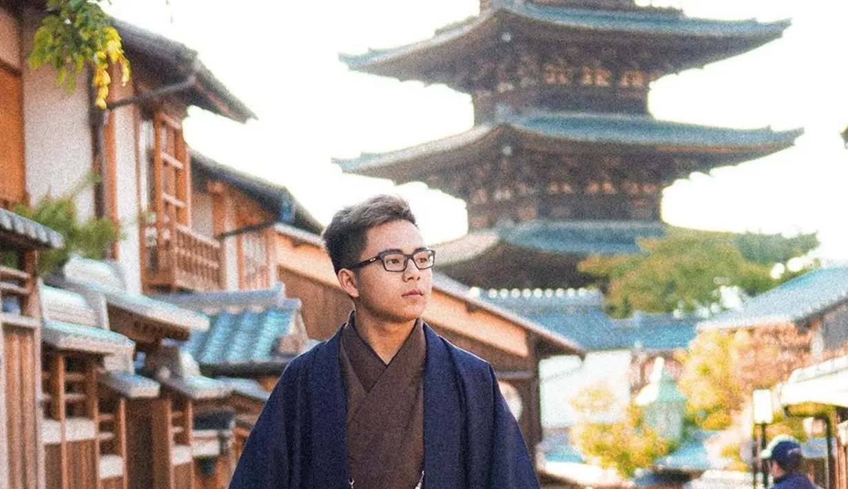 Begini tampilan Brandon saat sedang berada di Jepang ebberapa waktu lalu. Ia sempatkan untuk menggunakan baju adat khas Jepang yaitu kimono. (Liputan6.com/IG/@brandon_lilhero)