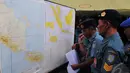 Petugas TNI saat melihat peta terkait pencarian pesawat AirAsia yang hilang, Surabaya, Jawa Timur, Senin (29/12/2014). (Liputan6.com/Johan Tallo)