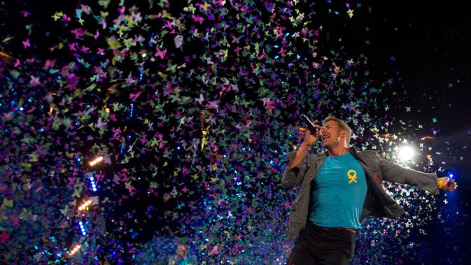 <p>Aksi vokalis band Coldplay, Chris Martin saat konser tur Eropa pertama mereka di arena adu banteng Las Ventas di Madrid, Spanyol pada tanggal 26 Oktober 2011. (AP Photo/Paul White)</p>