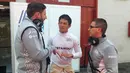 Pebalap Manor Racing asal Indonesia, Rio Haryanto, berdiskusi dengan kru Manor Racing seusai latihan bebas ketiga F1 GP Spanyol di Sirkuit Catalunya, Spanyol, Sabtu (14/5/2016). (Bola.com/Reza Khomaini)