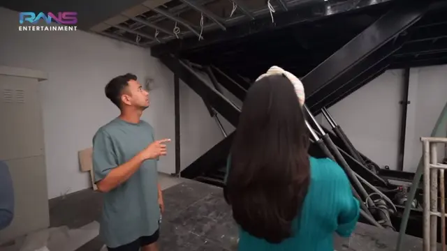 Raffi Ahmad dan Nagita Slavina menunjukkan parkiran di rumahnya. (Foto: YouTube Rans Entertainment)