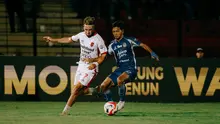Winger Bali United, Thijmen Goppel, dibayangi Riyatno Abiyoso dari PSIM Yogyakarta pada laga pekan ke-22 BRI Super League 2025/2026 di Stadion Sultan Agung, Bantul, Senin (23/2/2026). (Bola.com/Alit Binawan)