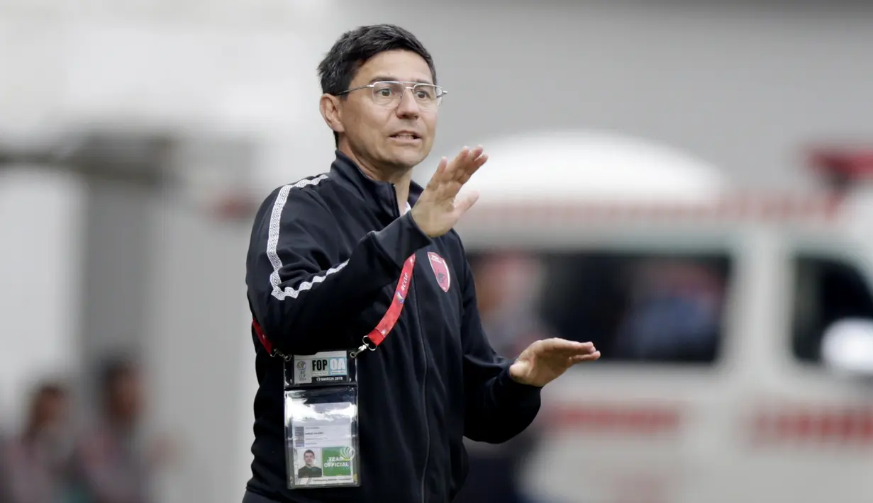 Pelatih PSM Makassar, Darije Kalezic, memberikan instruksi saat melawan Lao Toyota FC pada laga Piala AFC 2019 di Stadion Pakansari, Bogor, Rabu (13/3). PSM menang 7-3 atas Lao. (Bola.com/M. Iqbal Ichsan)