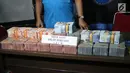 Petugas BNN menunjukkan barang bukti uang hasil tindak pidana pencucian uang (TPPU) di Kantor BNN, Jakarta, Selasa (17/7). Petugas mengamankan seorang tersangka dengan total aset Rp 3,9 miliar. (Liputan6.com/Arya Manggala)