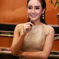 Meski tak begitu mengikuti dunia sepakbola, penyanyi asal Bandung 23 tahun itu menyukai penyerang asal Portugal Cristiano Ronaldo. Tapi ia menjagogan Argentina juara. (Adrian Putra/Bintang.com)