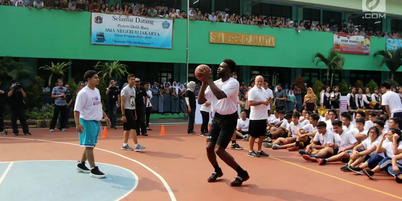 Aksi Pemain NBA Jaylen Brown Bermain Basket Bersama Anak-Anak