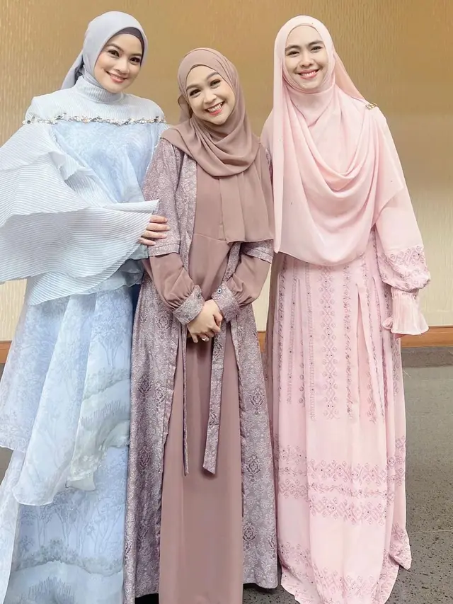 7 Pesona Titi Kamal Tampil Berhijab dalam Islamic Mega Event 2022, Banjir Pujian